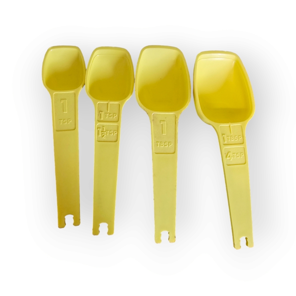 Vintage Tupperware yellow measuring‎ spoons